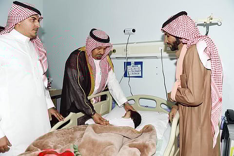 وكيل إمارة نجران يزور المصاب "العنزي" وابنه