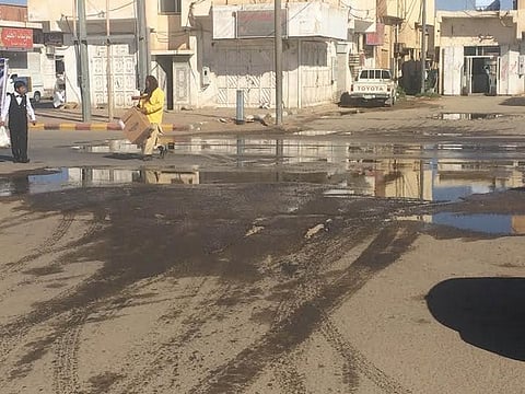 مياه المجاري تغرق الأسواق وتحاصر المساجد بـ"تيماء"