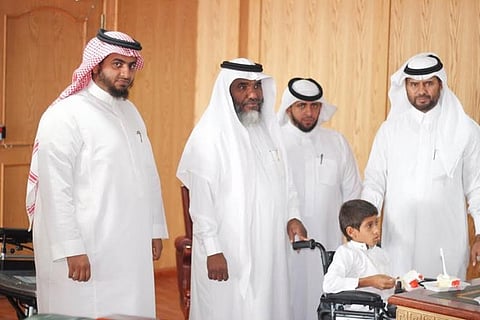 جمعية "سمو" بالقنفذة تهدي طالبين كرسيين متحركين