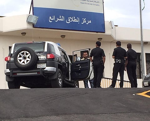 سبعيني يعتدي على موظفي "الكهرباء" ويحطم مكتبها بالشرائع