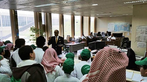 رحلة لمطار الدمام .. 30 طالباً يتصلون بالجو ويبحرون بأسرار الملاحين