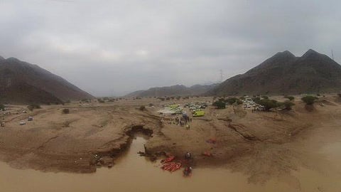 شاهد .. "مدني المدينة" يواصل البحث عن مفقودَي وادي البيضاء