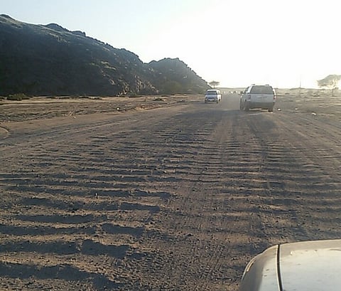 شاهد..عدسة "سبق" ترصد الكثبان الرملية بطريق "نجف ينبع"