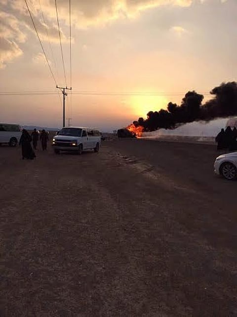 القصيم.. انقلاب باص واحتراقه يصرع معلمة وسائقها وزوجته