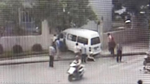 بالفيديو.. صينية تعرضت للدهس فقامت تمشي لتطمئنّ على السائق