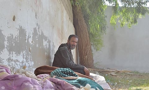 بالصور.. "رجل الشجرة" المعتل ما يزال في موقعه بالملز