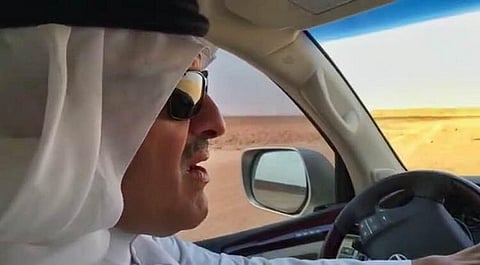 بالفيديو.. سلطان بن سلمان يتجول بسيارته في صحراء المستوي