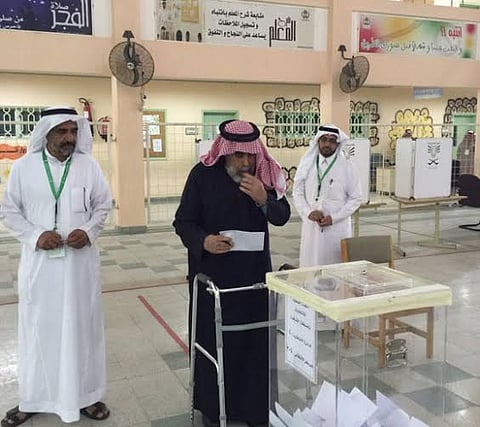 شاهد.. كبار سن  يشاركون في عملية الاقتراع الانتخابية بالشرقية