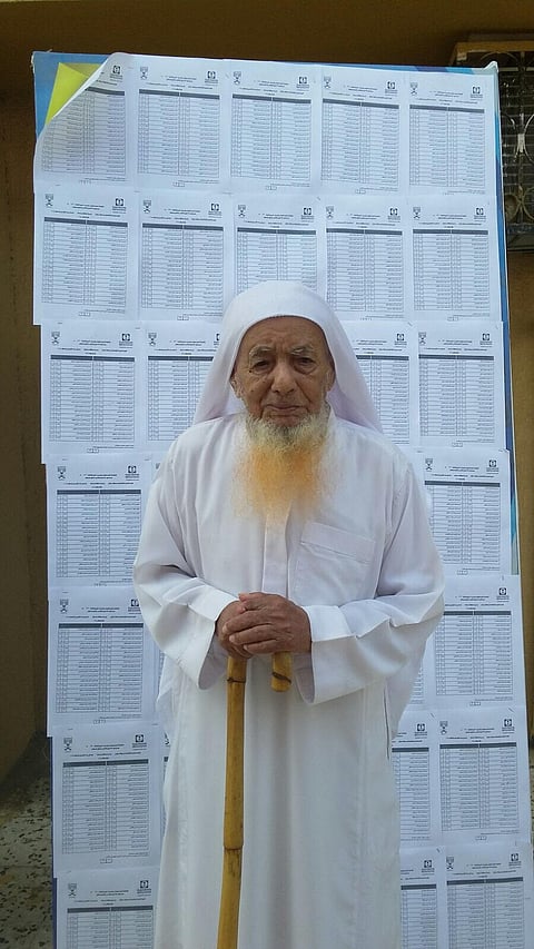 مسن عمره 100 عام يدلي بصوته في صامطة