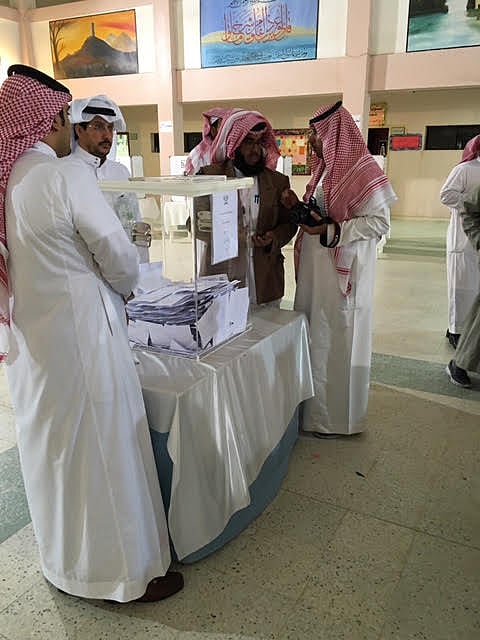 مراكز الاقتراع في بيشة تشهد إقبالاً من الناخبين