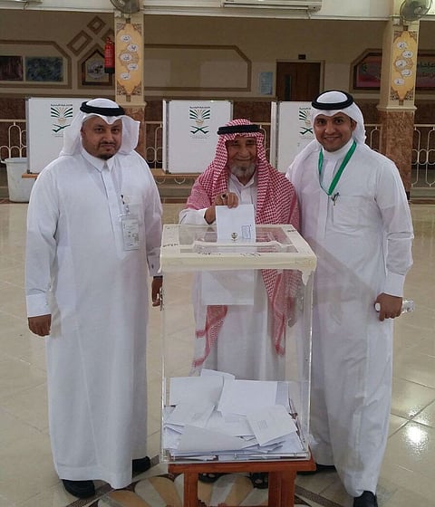 مكة.. تسعيني وشاب مصاب يحرصان على المشاركة في الانتخابات