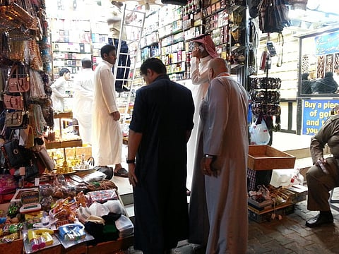 ضَبْط مواطن و5 مقيمين يروِّجون عبوات جنسية محظورة بـ"مسفلة مكة"