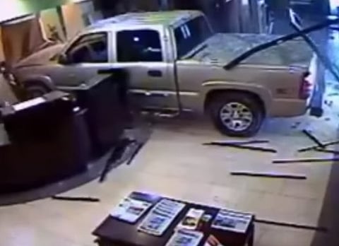 بالفيديو.. ستيني يقتحم الفندق بشاحنته اعتراضاً على فاتورة الإقامة