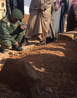 "العتيبي" يذرف الدموع على قبر صديق عمره "السهيان"