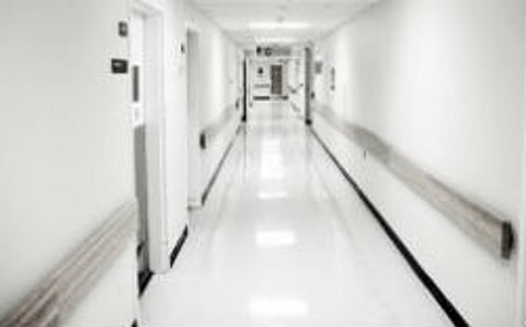 مصابة بفشل كلوي تُرزق بمولودة بعد 10 سنوات من العقم