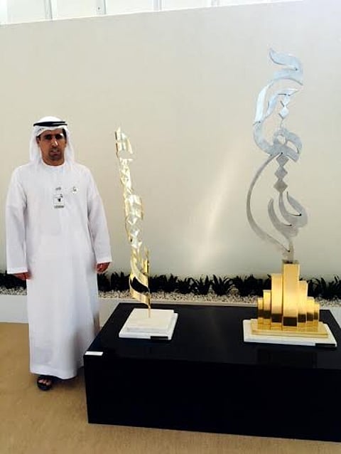 "السويدي".. تشكيلي إماراتي يخلد ذكرى الشهداء وحب الوطن