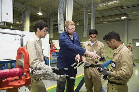 "معهد خدمات الكهرباء" يحصل على شهادة تتيح لخريجيه الدراسة البريطانية