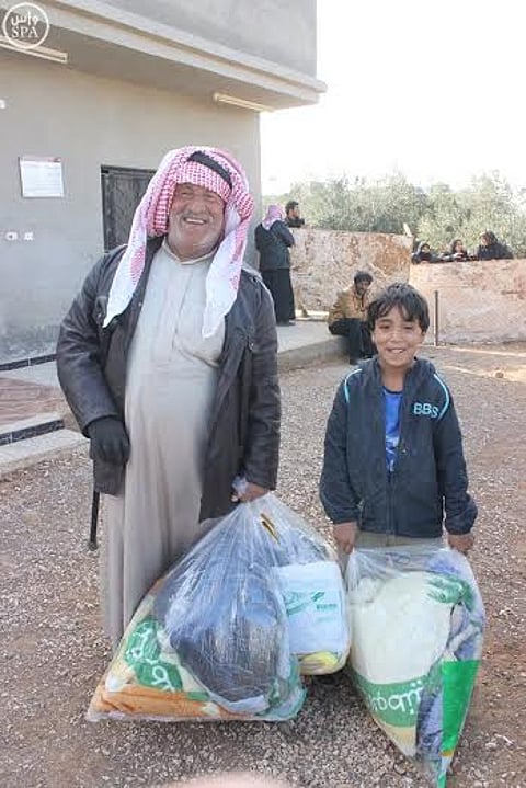 الحملة السعودية توزّع 15 ألف قطعة شتوية على 866 أسرة سورية