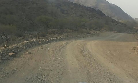 طريق "صدر البشائر" يسلك بطون أودية ويهدد الأهالي.. و"الطرق": تجري الصيانة