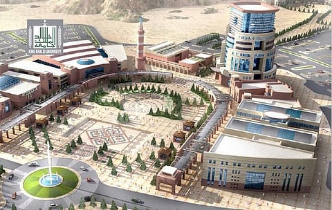 طالبات "تربية الملك خالد" يوزعن كسوة الشتاء على ألف عامل نظافة