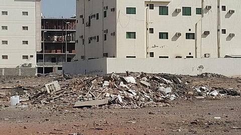 شاهد.. "درة" المدينة يتحول من مخطط راقٍ إلى مرمى لمخلفات البناء