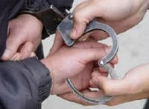 دوريات مكة تطيح بحدث كسّر زجاج مركبة وسرق محتوياتها