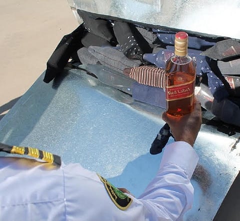 إحباط تهريب 5357 زجاجة خمر في ميناء الدمام