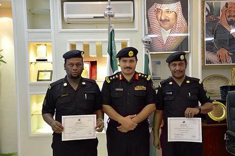 دوريات الأمن بمكة تُكَرّم اثنين من منسوبيها