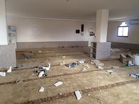 مسجد تحت الترميم في "الحفر" يتحول إلى ساحة شبابية للعبث
