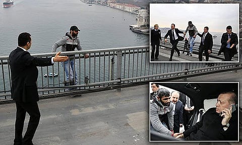 بالفيديو.. "أردوغان" يُقنع رجلاً بعدم الانتحار من فوق جسر البوسفور