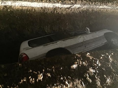 الباحة.. حفرة مشروع تبتلع مركبة لغياب وسائل السلامة والضباب