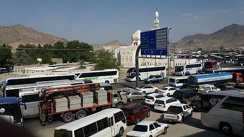 "حافلات العمرة" تخنق مدخل ضاحية الجعرانة الوحيد