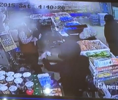 "الكاميرات" تكشف سطو 3 ملثمين على "سوبر ماركت" بعرعر