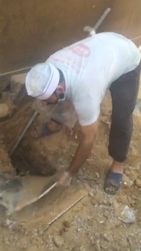 بالفيديو.. مواطن يُوثق عامل مطعم يسلك غرفة تفتيش بعد انسدادها