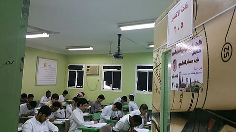 شاهد.. صور وأسماء الشهداء تزيّن قاعات امتحانات ثانوية بمكة