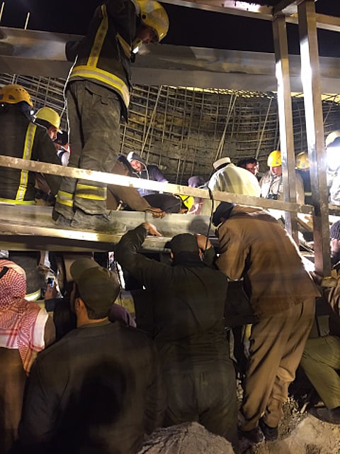 فك احتجاز 7 عمال قضوا 8 ساعات تحت أنقاض مبنى في بريدة