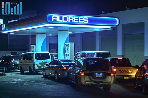 بالصور.. "سبق" ترصد ازدحام محطات الوقود بالسيارات وامتناع بعضها عن البيع