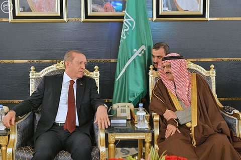 أردوغان يصل الرياض ومنصور بن متعب يستقبله بالمطار