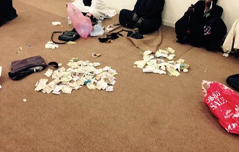 ضبط أفارقة يمارسون البيع العشوائي حول الحرم المكي