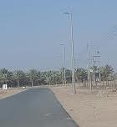 منذ 3 سنوات.. أعمدة الإنارة بلا إنارة بـ "حفر كشب"