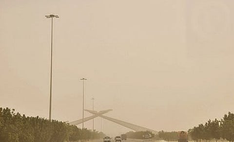 "الإنذار المبكر" ينبه لنشاط بالرياح و "أمن الطرق" يستعد