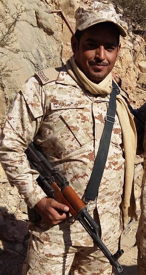 "متعب بن عبدالله" يعزّي أسرة الشهيد الحربي