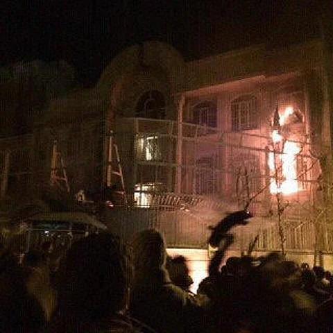 بالصور.. إيرانيون يقتحمون مبنى السفارة السعودية في طهران