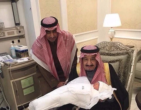 بعيداً عن البروتوكولات.. خادم الحرمين يحتفي بقدوم حفيد ولي العهد