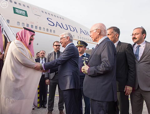 ولي ولي العهد يصل باكستان وخواجه آصف يستقبله بمطار قاعدة خورخان