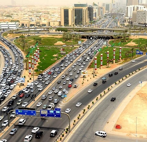 شاهد.. "سبق" تستعرض 84 ألف كيلومتر طرق تسهّل التنقل داخل المملكة ودول الجوار