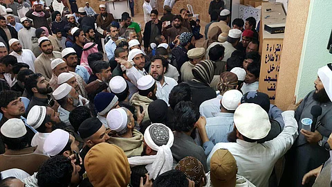بالصور.. تدافع مئات المصلين للمباركة لـ 6 أشخاص أعلنوا إسلامهم