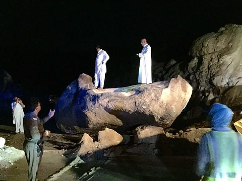 بالصور.. الاستعانة بـ"بوكلين" لتحطيم صخرة طريق غامد الزناد المغلق