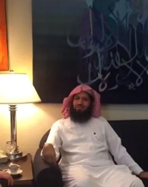 شاهد.. لافتة دعوية بمطار الدمام تُدخل قسيساً و300 شخص الإسلام