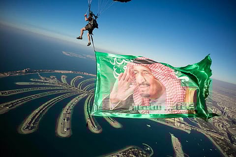 شاهد.. صورة خادم الحرمين تزين سماء دبي.. قفز بها مظلي سعودي